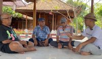 Foto: Wayan Setiawan saat berdialog dengan Ngurah Oka, di kediaman keluarga Jero Kepisah beberapa waktu lalu.