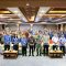 Wakil Wali Kota Denpasar I Kadek Agus Arya Wibawa saat menyerahkan Penghargaan Denpasar CSR Tahun 2024 Kepada Perusahaan, Jumat (29/11/2024). Foto: dok/Pemkot Denpasar