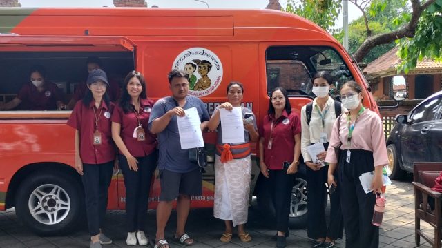 Suasana pelayanan perizinan keliling oleh Penanaman Modal Pelayanan Terpadu Satu Pintu (DPMPTSP) Denpasar. Foto: dok/Pemkot Denpasar