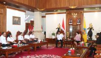 Sang Made Mahendra Jaya, saat menerima Presiden Dewan Dunia untuk Pengobatan Pencegahan (WOCPM), dr. Deby Susanti Vinski, di Jaya Sabha, Denpasar, Rabu (6/11/2024). Foto: dok/Pemprov Bali