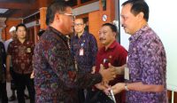 Momen pelepasan dua pejabat eselon II Pemkot Denpasar, Selasa, (24/12/2024). Foto: dok/Pemkot Denpasar