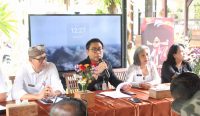 Wakil Wali Kota Denpasar, I Kadek Agus Arya Wibawa saat memimpin pelaksanaan Jumpa Pers Denfest ke-17 di Jumpa Kopi Denpasar, Jumat (20/12/2024). Foto: dok/Pemkot Denpasar
