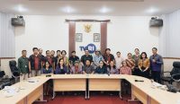 Tim TVRI dan Tim Harian Teater Mini saat membahas tayangkan Drama Klasik Teater Mini. Foto: dok/pribadi