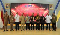 Wakil Wali Kota Denpasar I Kadek Agus Arya Wibawa saat menerima langsung penghargaan atas Indeks Pengelolaan Keuangan Daerah (IPKD) Tahun Anggaran 2023 dengan tahun ukur 2024, Senin (16/12/2024). Foto: dok/Pemkot Denpasar