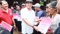 Wali Kota Denpasar, I Gusti Ngurah Jaya Negara menyerahkan 11 unit bantuan rumah layak huni kepada penerima, Kamis (26/12/2024). Foto: dok/Pemkot Denpasar