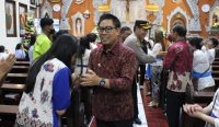 Wakil Wali Kota Denpasar I Kadek Arya Wibawa saat memantau pelaksanaan Hari Raya Natal di tiga lokasi gereja, Rabu (25/12/2024). Foto: dok/Pemkot Denpasar