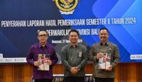 Wali Kota Denpasar, I Gusti Ngurah Jaya Negara saat menerima LHP dengan tujuan tertentu dari Kepala BPK RI Perwakilan Bali, I Gusti Ngurah Satria Perwira, Jumat (27/12/2024). Foto: dok/Pemkot Denpasar