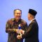 Kepala Dinas Komunikasi Informatika dan Statistik Provinsi Bali Gede Pramana saat menerima penghargaan keterbukaan informasi publik, Selasa (17/12/2024). Foto: dok/Pemprov Bali.