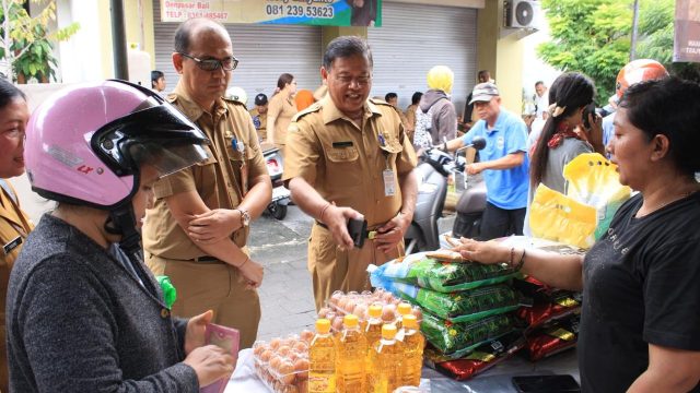 Sekretaris Daerah Kota Denpasar, Ida Bagus Alit Wiradana saat meninjau langsung pelaksanaan pasar murah di Gereja Kristen Prostestan Oikumene Syalom, Desa Tegal Kertha, Kecamatan Denpasar Barat, Senin (9/12/2024). Foto: dok/Pemkot Denpasar