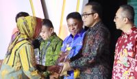 Wali Kota Denpasar, I Gusti Ngurah Jaya Negara saat menerima penghargaan Apresiasi Kinerja Pemerintahan Daerah Tahun 2024 yang diserahkan oleh Peneliti Utama BRIN, Prof. Dr. R. Siti Zuhro, MA dan disaksikan Mendagri RI, Tito Karnavian , pada Kamis (12/12/2024). Foto: dok/Pemkot Denpasar