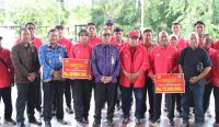Jaya Negara saat menyerahkan bonus kepada atlet dan pelatih yang mendapatkan mendali di PON 2024, Selasa, (17/12/2024). Foto: dok/Pemkot Denpasar