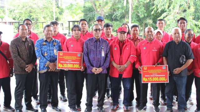 Jaya Negara saat menyerahkan bonus kepada atlet dan pelatih yang mendapatkan mendali di PON 2024, Selasa, (17/12/2024). Foto: dok/Pemkot Denpasar