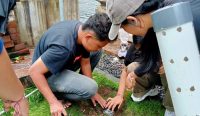 Proses pemasangan biopori di Kelurahan Panjer, Denpasar oleh Universitas Pendidikan Nasional (Undiknas), Jumat (12/12/2024). Foto: dok/Pemkot Denpasar.