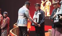 Wali Kota Denpasar I Gusti Ngurah Jaya Negara saat menerima anugerah Kebudayaan Indonesia dari Wakil Menteri Kebudayaan, Giring Ganesha, Rabu (18/12/2024). Foto: dok/Pemkot Denpasar