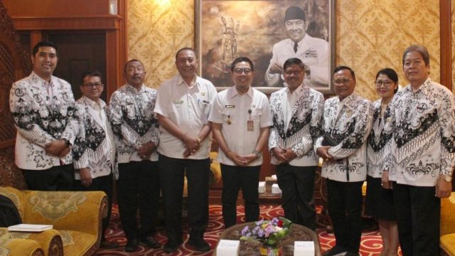 Wakil Wali Kota Denpasar I Kadek Agus Arya Wibawa saat menerima audiensi jajaran PGRI Denpasar yang dipimpin Ketua Suarya pada Rabu (8/1/2025). Foto: dok/Pemkot Denpasar