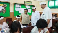 Wakil Menteri Pendidikan Dasar dan Menengah (Wamendikdasmen) Fajar Riza UI Haq saat meninjau langsung proses belajar mengajar di SMP Dwijendra, Denpasar, Selasa (14/01/2025). Foto: dok/Pemkot Denpasar