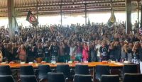 Forum Perjuangan Driver Pariwisata (FPDP) Bali menggelar aksi dengan menggerebek Kantor Dewan Perwakilan Rakyat Daerah (DPRD) Bali, Senin (6/1/25). Foto: dok/Komang Ari