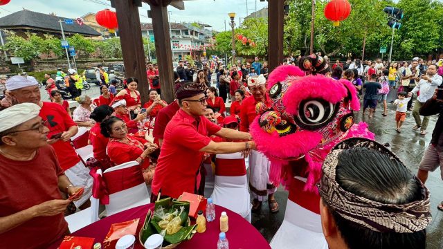 Wali Kota Jaya Negara menghadiri perayaan Tahun Baru Imlek 2576 Kongzili Tahun 2025 bertema Inkulturasi Budaya yang berlangsung semarak di Kawasan Heritage Jalan Gajah Mada, Denpasar, Kamis (30/1/2025). Foto: dok/Pemkot Denpasar