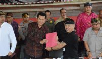 Ketua DPRD Bali Dewa Made Mahayadnya saat menerima aspirasi dari Forum Perjuangan Driver Pariwisata (FPDP) Bali, Senin (6/1/25). Foto: dok/DPRD Bali