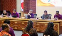 Waki Kota Denpasar Jaya Begara saat memimpin langsung Rakor Percepatan Pengelolaan Sampah Tahun 2025 di Ruang Pertemuan Graha Sewaka Dharma, Lumintang Denpasar, Selasa (7/1/25). Foto: dok/hms