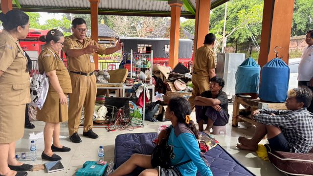 Evakuasi korban tanah longsor Ubung Kaja. Foto: dok/Pemkot Denpasar