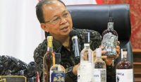 Gubernur Bali terpilih periode 2025-2030, Wayan Koster saat masih menjabat pada periode pertamanya, mempromosikan arak Bali kepada setiap tamu nasional dan internasional di Rumah Jabatan Gubernur Bali, Jaya Sabha. Foto: dok/diksimerdeka.com