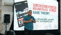 Ketum JMSI Teguh Santosa melucurkan buku terbarunya berjudul ‘Reunifikasi Korea: Game Theory’. Foto: dok/pribadi
