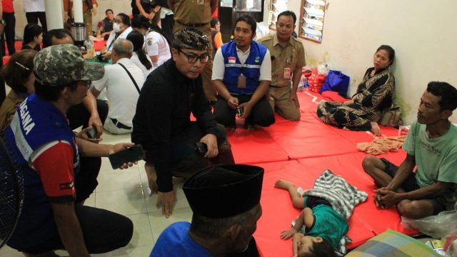 Wakil Wali Kota Denpasar, I Kadek Agus Arya Wibawa meninjau kondisi terkini 37 warga yang merupakan korban kebakaran yang terjadi di Jalan Tukad Banyusari, Gang Kuntul, Senin (10/2/2025). Foto: dok/Pemkot Denpasar