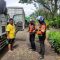 Dishub Denpasar sidak sopir truk yang parkir sembarangan di Kawasan Patung Titi Banda, Jalan Bypass Ngurah Rai, pada Senin (17/2/2025). Foto: dok/Pemkot Denpasar