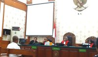 Sidang pemeriksaan saksi dalam perkara pemalsuan silsilah yang dituduhkan kepada AA Ngurah Oka dari keluarga Jero Kepisah Denpasar, di PN Denpasar, Selasa (25/2/25). Foto: Yulius