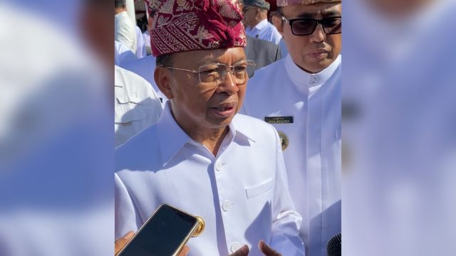 Gubernur Bali Wayan Koster didampingi Wali Kota Denpasar saat memberi keterangan pers usai upacara apel peringatan HUT Kota Denpasar di Lapangan Lumintang, Denpasar, Kamis (27/2/25). Foto: tim/diksimerdeka.com)