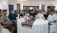 Ketua TP PKK Provinsi Bali Ny. Putri Koster (tiga kiri), Ketua Dewan Pembina JMSI Bali Tjokorda Oka Artha Ardana Sukawati (tiga kanan), Ketua JMSI Bali Nyoman Ady Irawan (dua kanan), Plt. Kadis LHK Provinsi Bali Made Rentin, Wakil Dekan I FKP Unud, Gede Hendrawan (kanan) dan Ketua Yayasan Bumi Kita Wayan Aksara (kiri). Foto: dok/JMSI Bali