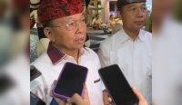 Gubernur Terpilih Wayan Koster saat menghadiri pembukaan Bulan Bahasa Bali, Sabtu (15/02/2025). Foto: dok/diksimerdeka.com