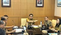 Wakil Wali Kota Arya Wibawa mengikuti Rapat Koordinasi pengendalian inflasi daerah secara virtual di ruang Rapat Wakil Walikota Denpasar, Senin (24/02/2025). Foto: dok/Pemkot Denpasar