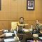 Wakil Wali Kota Arya Wibawa mengikuti Rapat Koordinasi pengendalian inflasi daerah secara virtual di ruang Rapat Wakil Walikota Denpasar, Senin (24/02/2025). Foto: dok/Pemkot Denpasar