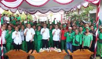 Wali Kota Denpasar I Gusti Ngurah Jaya Negara bersama sopir truk sampah DLKH. Foto: dok/Pemkot Denpasar