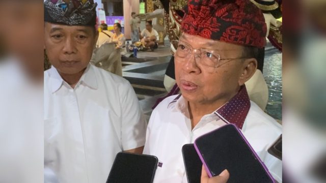 Gubernur Bali terpilih Wayan Koster didampingi Kadis Kebudayaan Bali, I Gede Arya Sugiartha saat memberi keterangan pers pada peringatan Bulan Bahasa Bali di Art Center Denpasar, Sabtu (15/2/25). Foto: tim/diksimerdeka.com