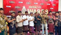 Gubernur Bali Wayan Koster meraih penghargaan sebagai tokoh pelindung Budaya Bali pada ajang detikBali Awards 2025. Penghargaan tersebut diberikan pada malam penganugerahan detikBali Awards 2025 di Ballroom Trans Resort Bali, Badung, Sabtu (22/3/2025). Foto: tim/diksimerdeka.com