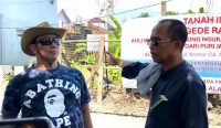 Kadek Mariata (kanan) bersama Ketut Putra Ismaya Jaya saat menunjukan lokasi objek tanah waris Jero Kepisah yang diduga hendak diserobot orang lain, Sabtu (8/3/25). Foto: tim/diksimerdeka.com