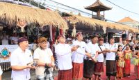 Sekda Kota Denpasar, Ida Bagus Alit Wiradana saat membuka pelaksanaan Sesetan Heritage Omed-Omedan Festival, Minggu (30/3/2025). Foto: dok/Pemkot Denpasar