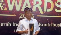 Gubernur Bali Wayan Koster meraih penghargaan sebagai tokoh pelindung Budaya Bali pada ajang detikBali Awards 2025. Penghargaan tersebut diberikan pada malam penganugerahan detikBali Awards 2025 di Ballroom Trans Resort Bali, Badung, Sabtu (22/3/2025). Foto: tim/diksimerdeka.com