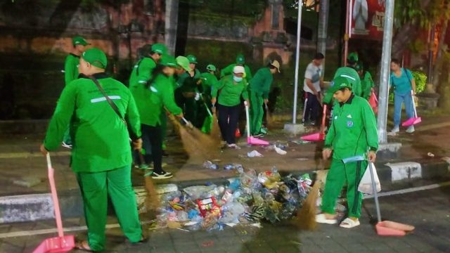 Tenaga Kebersihan DLHK Kota Denpasar saat bertugas usai Pengarakan Ogoh-ogoh Malam Pangerupukan serangkaian Nyepi Caka 1947 di Kota Denpasar, Jumat (27/3/2025). Foto: dok/Pemkot Denpasar