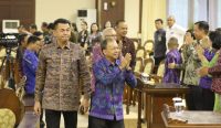 Gubernur Bali Wayan Koster saat menghadiri sidang paripurna DPRD Bali, Rabu (19/03/2025). Foto: dok/DPRD Bali