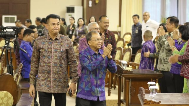 Gubernur Bali Wayan Koster saat menghadiri sidang paripurna DPRD Bali, Rabu (19/03/2025). Foto: dok/DPRD Bali