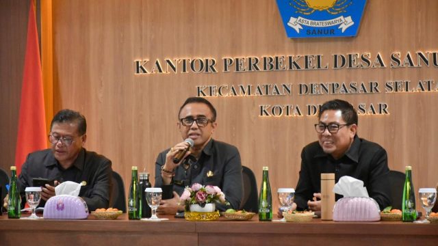 Wali Kota Denpasar, I Gusti Ngurah Jaya Negara saat menjabarkan program prioritas 5 tahun kedepan dihadapan lurah dan perkebel di Kota Denpasar, Selasa (11/3/2025). Foto: dok/Pemkot Denpasar