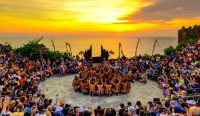 Wisatawan mancanegara tengah menonton tari Kecak. Foto: dok/pribadi