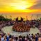 Wisatawan mancanegara tengah menonton tari Kecak. Foto: dok/pribadi