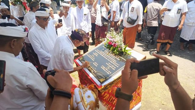Gubernur Bali Wayan Koster saat peresmian Wantilan Segara Padang Galak, Desa Adat Kesiman Denpasar, Jumat (14/3/25). Foto: tim/diksimerdeka.com