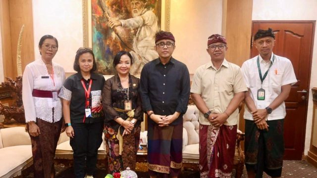 Wali Kota Denpasar, I Gusti Ngurah Jaya Negara saat menerima audiensi Plt. Kepala Dinas Tenaga Kerja dan Sertifikasi Kompetensi Kota Denpasar, I Gusti Ayu Ngurah Raini, Kamis (13/3/2025). Foto: dok/Pemkot Denpasar