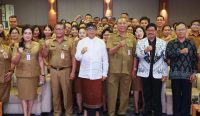 Wali Kota Denpasar I Gusti Ngurah Jaya Negara menyerahkan SK kepada 38 kepala sekolah tingkat SD dan SMP, Senin (10/03/2025). Foto: dok/Pemkot Denpasar